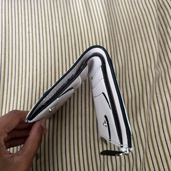 KATE SPADE BEIGE & WHITE SMALL WALLET WITH CARD SLIPS, COIN AND CASH COMPARTMENT - Picture 4 of 5